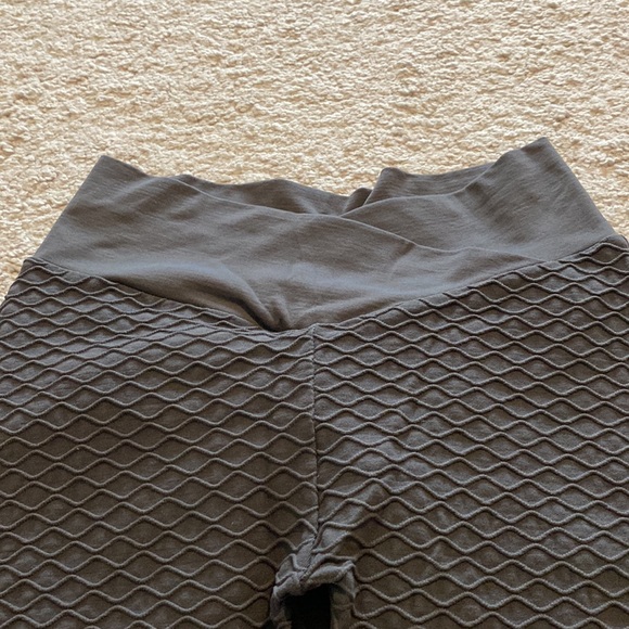 Famous TikTok booty lifting leggings charcoal size small - Picture 4 of 4